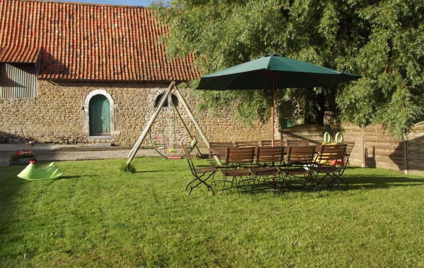 Location de vacances - Insolite à Baincthun - Le jardin, avec la table de jardin, et la balançoire