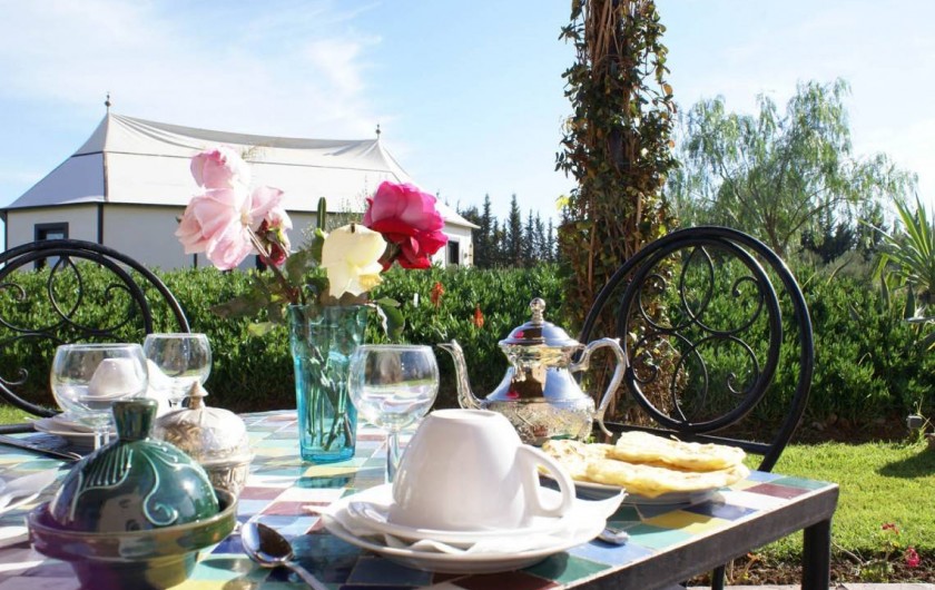 Location de vacances - Riad à Marrakech - Petit déjeuner servi sur la terrasse de votre location à Marrakech