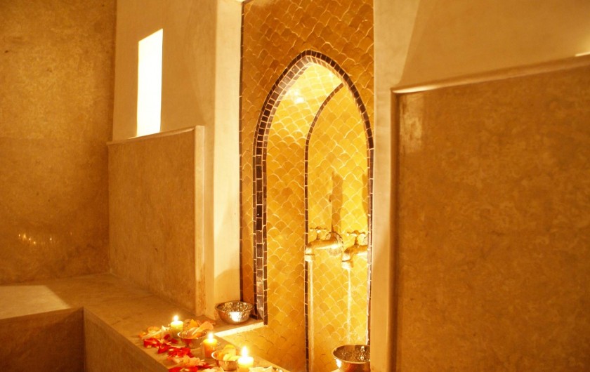 Location de vacances - Riad à Marrakech - Aprés un gommage dans la salle chaude du hammam, un massage relaxant ....