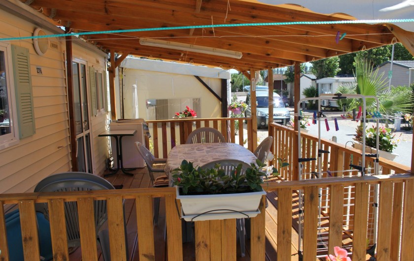 Location de vacances - Bungalow - Mobilhome à Saint-Aygulf - Vue sur la terrasse