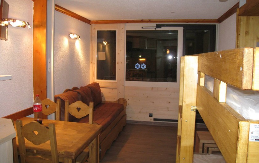 Location de vacances - Studio à La Plagne - Au fond canapé lit et dans le milieu la cloison pour séparer les 2 coins nuit