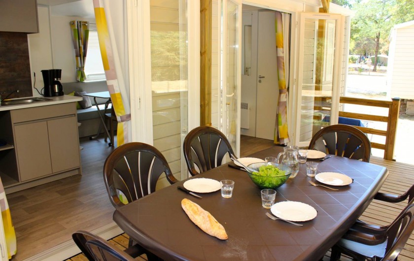 Location de vacances - Bungalow - Mobilhome à Thonon-les-Bains - Terrasse couverte et ouvert sur la cuisine