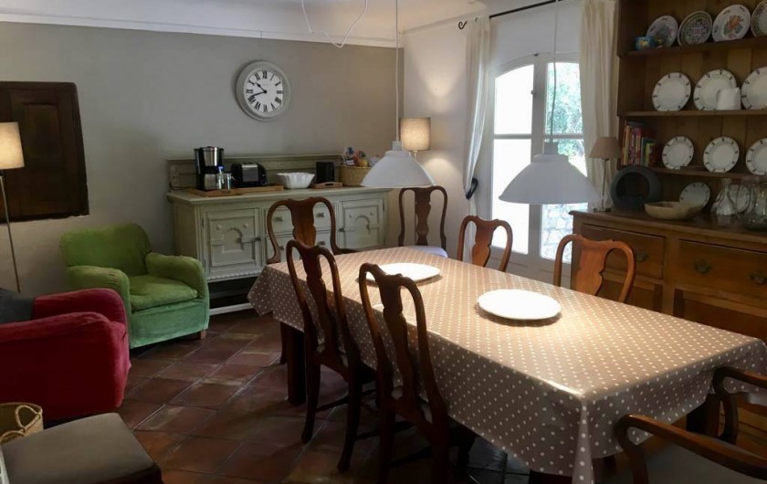 Location de vacances - Mas à Bagnols-en-Forêt - Salle a manger/cuisine spacieux. Acces au BBQ et terrace avec grande table.