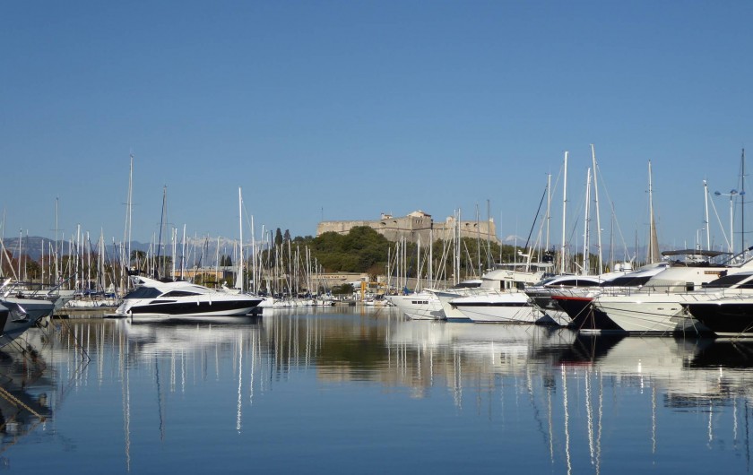 Location de vacances - Appartement à Antibes - Le port et le Fort carré construit par Vauban