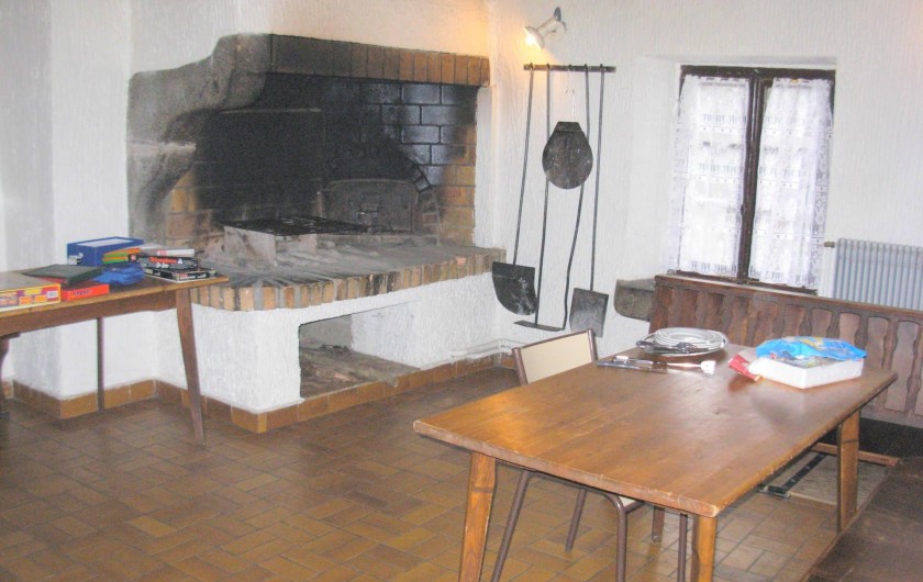 Location de vacances - Chalet à Cornimont - salle de détente avec cheminée et four à pizza
