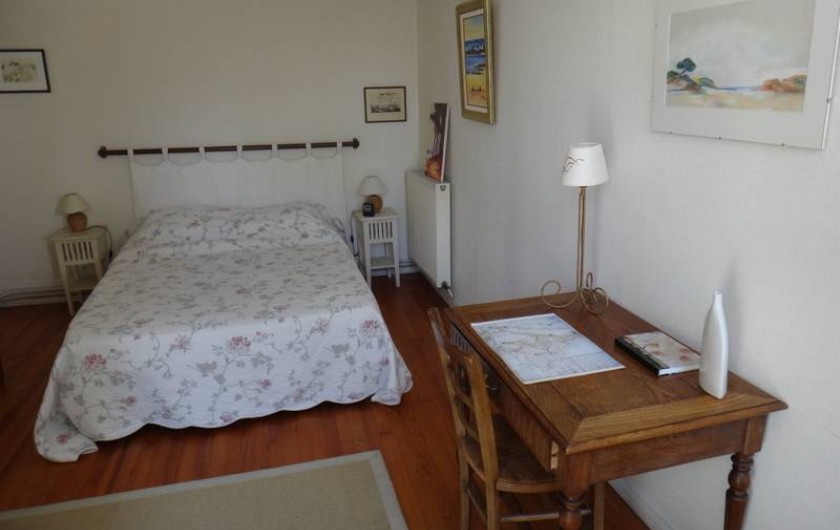 Location de vacances - Maison - Villa à Saint-Malo - Chambre des parents  avec lit de bébé et table à langer possibles.