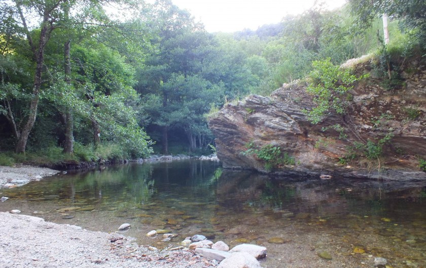 Location de vacances - Camping à Meyrueis - la rivière :la Brèze :se  détendre,jouer au bord de l'eau