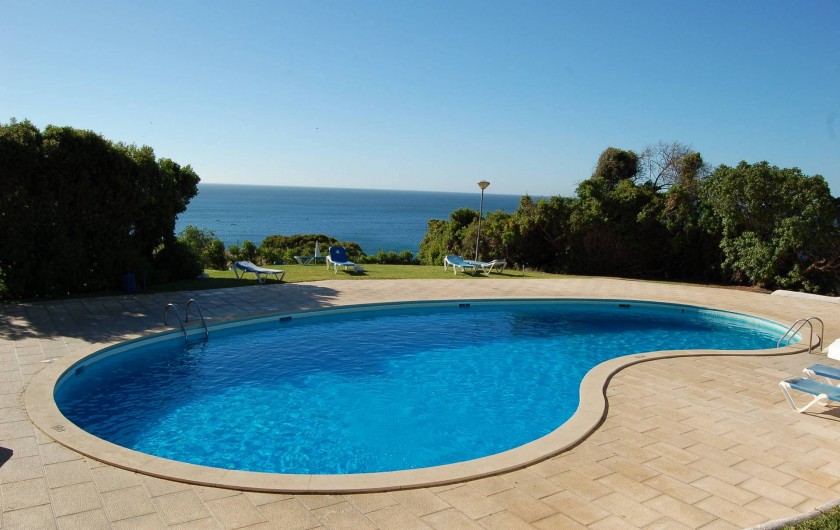 Location de vacances - Villa à Porches - Piscine ovale d'eau de mer surplombant l'océan