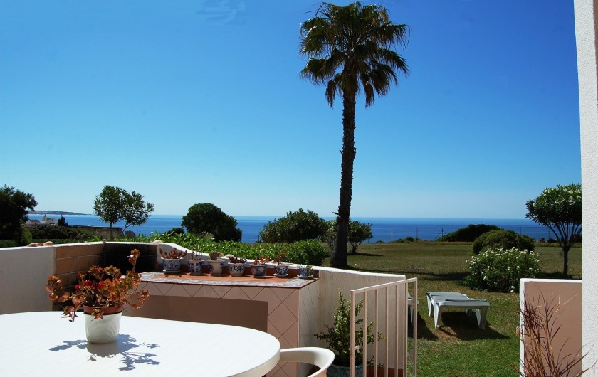 Location de vacances - Villa à Porches - Large vue sur la mer depuis le patio, la cuisine, le séjour