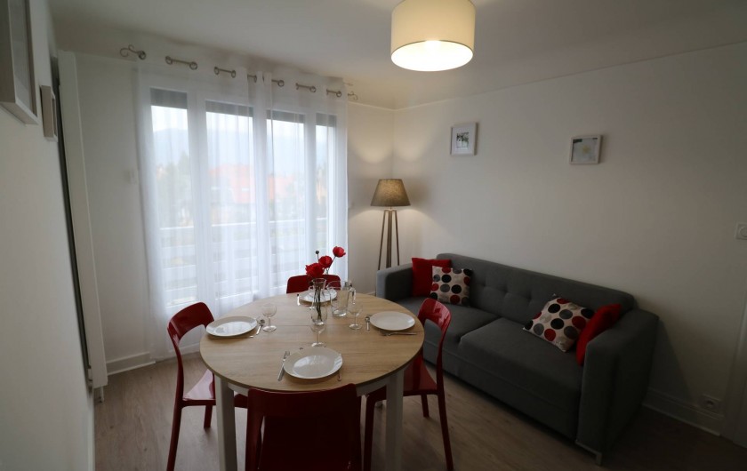 Location de vacances - Appartement à Aix-les-Bains - Salon avec table à manger (rallonge possible) et son canapé convertible