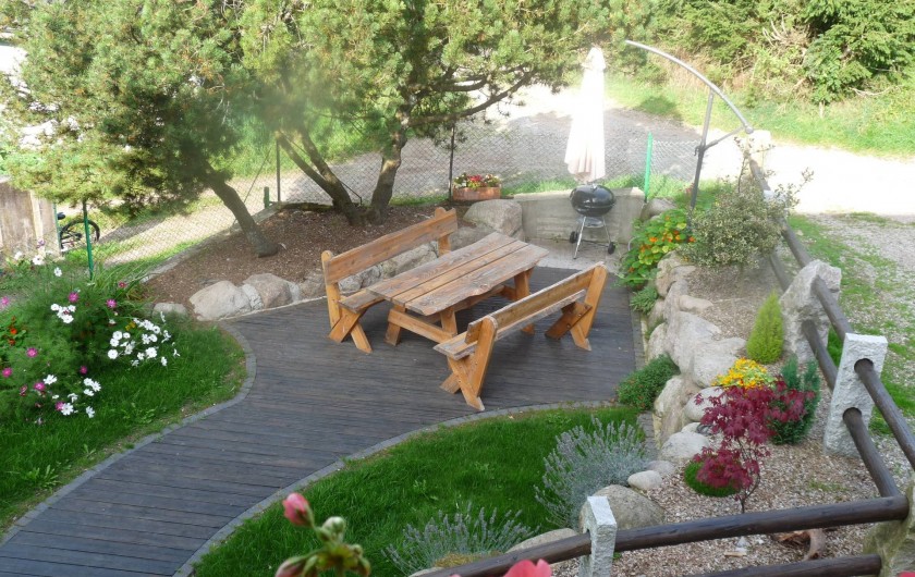 Terrasse avec petit jardin,barbecue,parasol