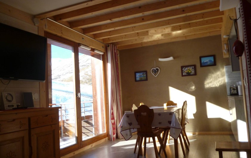Location de vacances - Appartement à Le Corbier - séjour avec vue sur le balcon