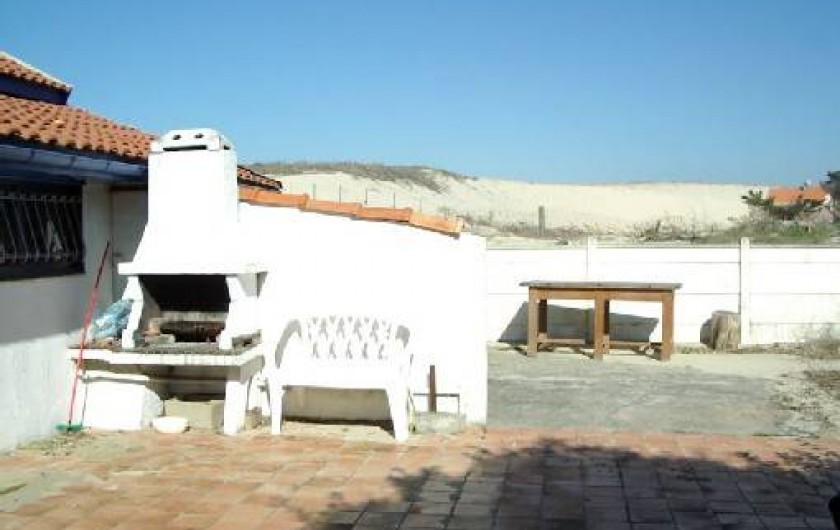 Location de vacances - Maison - Villa à Lacanau - terrasse à l'arrière de la maison avec barbecue
