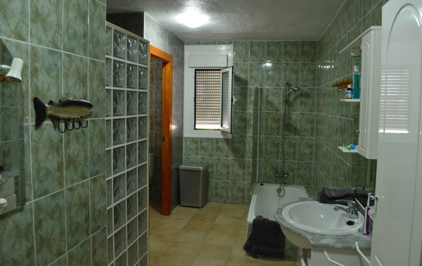 Location de vacances - Villa à Ciudad Quesada - Salle de bain spacieuse+douche italienne et wc a part de la sdb