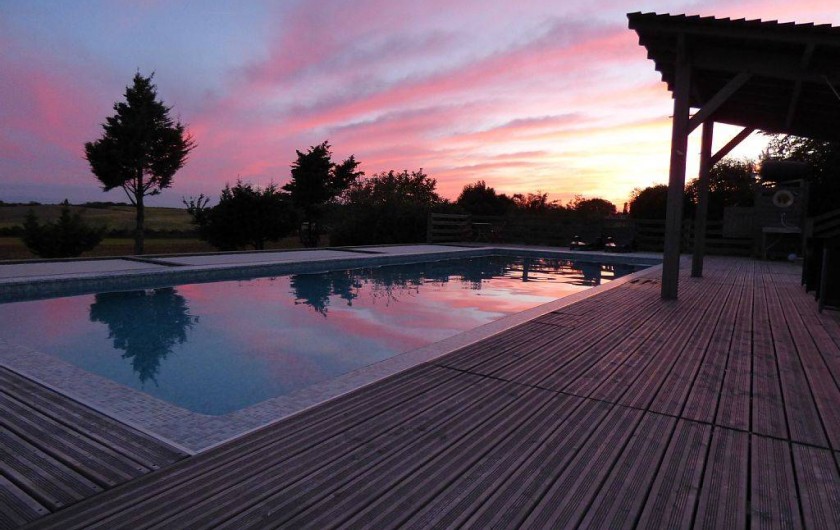 Location de vacances - Gîte à Carcassonne - Piscine couché de soleil