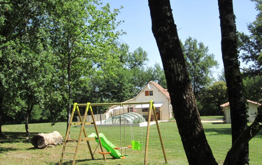 Location de vacances - Gîte à Saint-Laurent-des-Hommes - Dans le sous bois  - Aire de jeux des enfants balançoire et cabane.