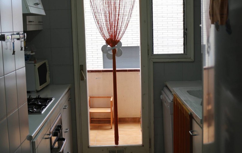 Location de vacances - Appartement à Llançà - Cuisine donnant sur le balcon avec lave linge et cordes pour étendre le linge