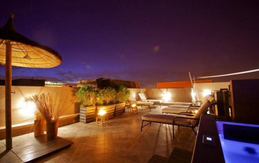 Location de vacances - Riad à Marrakech - Terrasse coin repos avec jacuzzi
