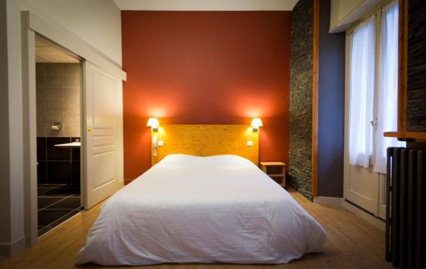 Location de vacances - Hôtel - Auberge à Cauterets - Chambre Spacieuse avec sa douche à l'italienne  Literie neuve