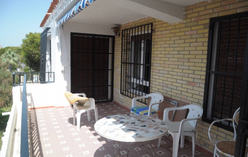 Location de vacances - Appartement à Alicante - Terrasse agréable, store déroulant. Table et chaises de jardin.