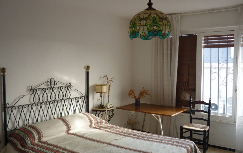 Location de vacances - Appartement à Alicante - Belle chambre parentale avec accès terrasse, lit grande largeur neuf.