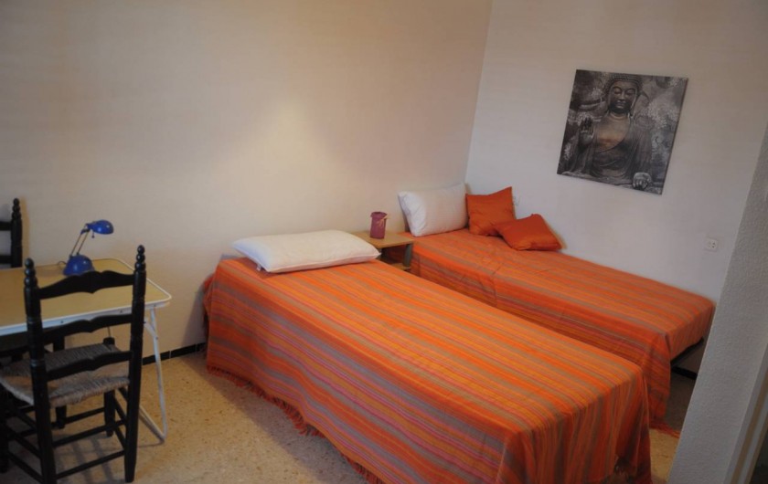 Location de vacances - Appartement à Alicante - Grande chambre d'enfants ou d'amis, exposée au nord, avec balcon.