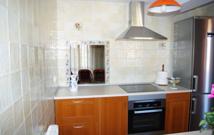 Location de vacances - Appartement à Alicante - Belle cuisine indépendante, avec passe-plats vers salle à manger.