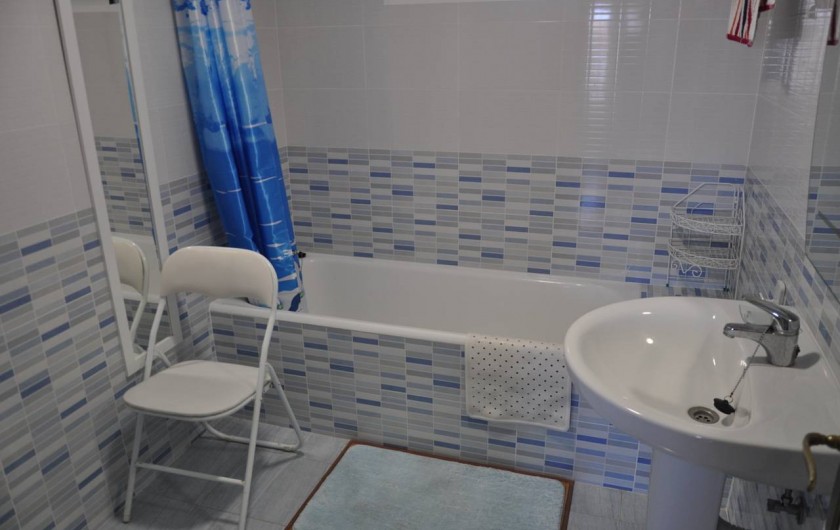 Location de vacances - Appartement à Alicante - Salle de bains avec baignoire, douche, WC.