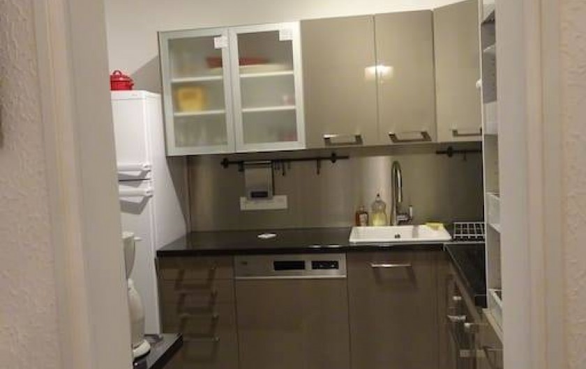 Location de vacances - Appartement à Lunel - cuisine amén, frigo/congel, plaq induct; lave vais, four élect + micro onde