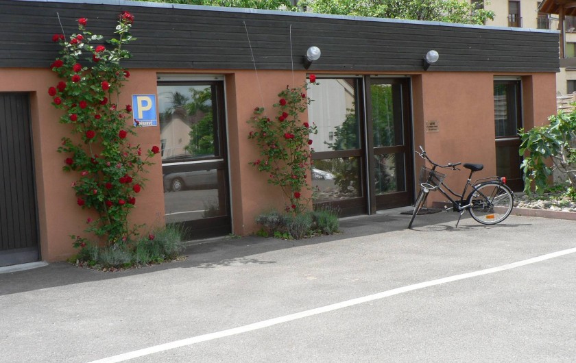 Location de vacances - Gîte à Ribeauville - Extérieur avec parking privatif et vélo