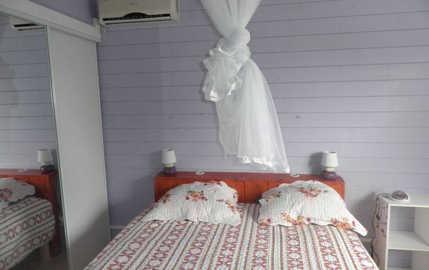Location de vacances - Villa à Capesterre Belle Eau - chambre 2 grand  lit deux places climatisée