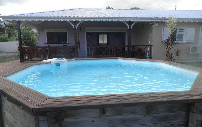 Location de vacances - Villa à Capesterre Belle Eau - piscine  vue de la villa
