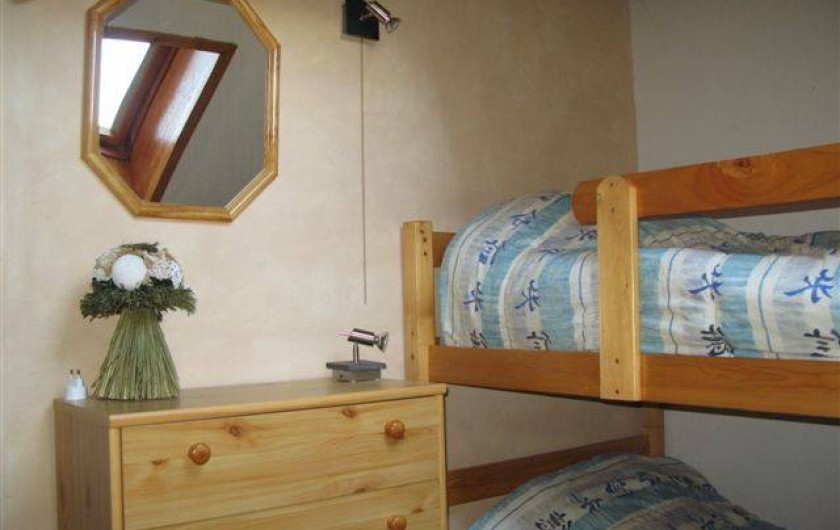 Location de vacances - Appartement à Saint-Sorlin-d'Arves - Mezzanine:  commode, lit de bébé