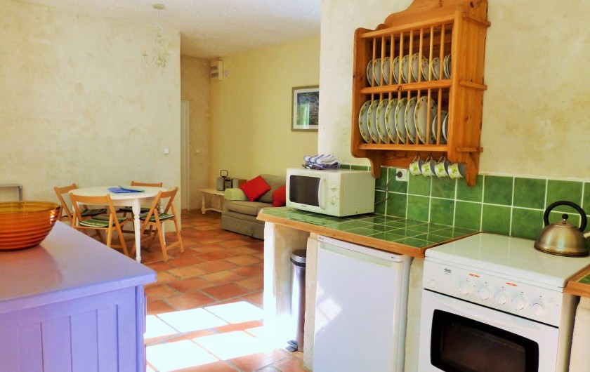 Location de vacances - Gîte à Branoux-les-Taillades - Les Chataigners (4/5 pers) salon avec coin cuisine