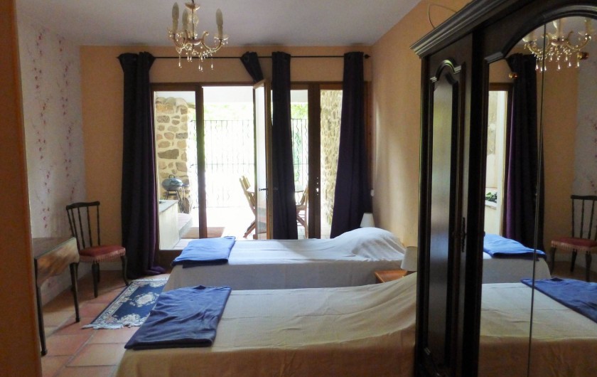 Location de vacances - Gîte à Branoux-les-Taillades - Château apartment chambre familiale (2 ou 3 lits + douche et toilette)