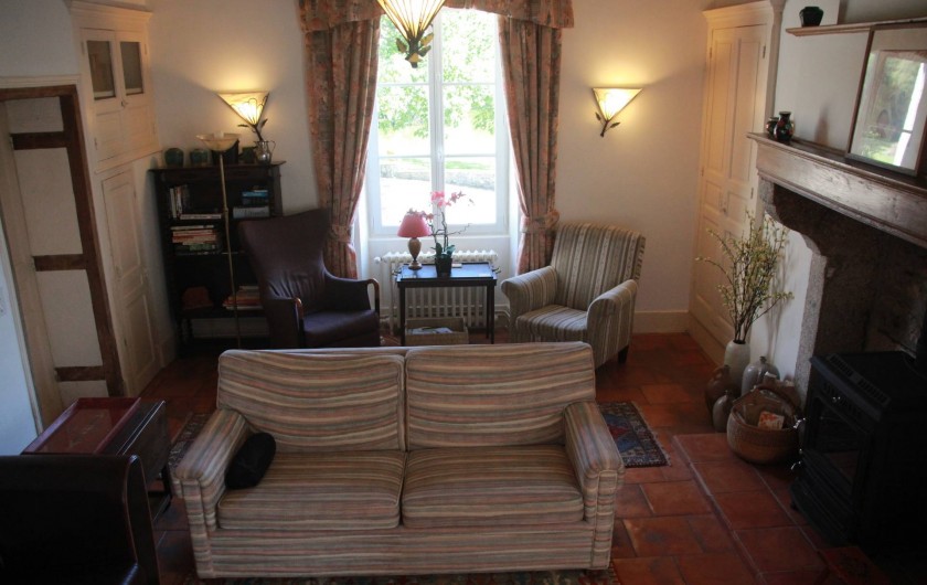 Location de vacances - Villa à Saint-Moreil - Dans le salon un deuxième coin sièges, donnant sur la cour et l'étang