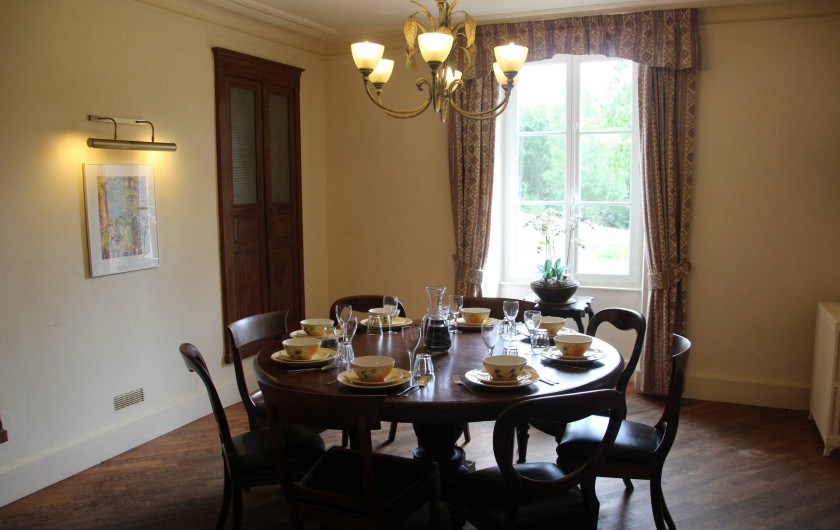 Location de vacances - Villa à Saint-Moreil - Salle à manger avec cuisine  une grande table ronde et à côté un petit table