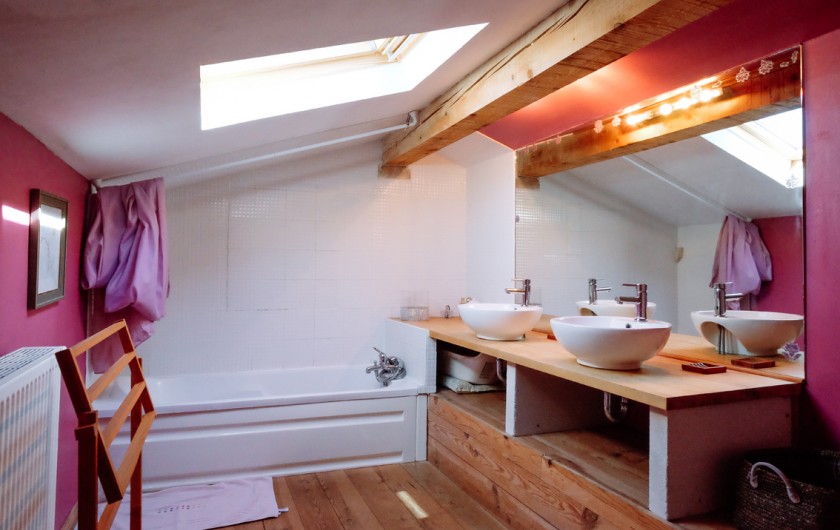 Location de vacances - Gîte à Avignonet-Lauragais - La salle de bain sous les combles