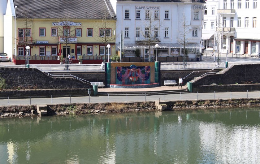Location de vacances - Appartement à Bad Ems - Vue du balcon - Fontaine de Hundertwasser