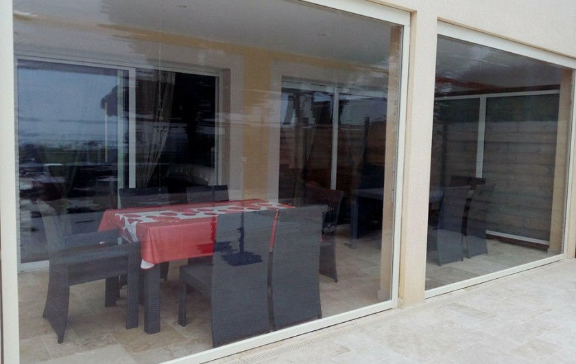 Location de vacances - Villa à Sainte-Maxime - terrasse pouvant se fermer par rideaux transparents manuels