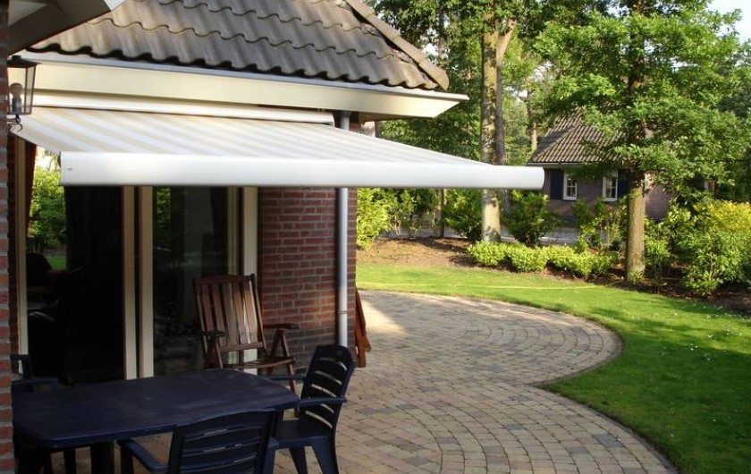 Location de vacances - Chalet à Beekbergen - terras naast huis met elektrisch zonnescherm