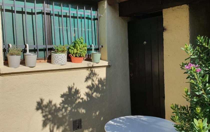 Location de vacances - Mas à Grasse - Le patio avant avec place de parking privative