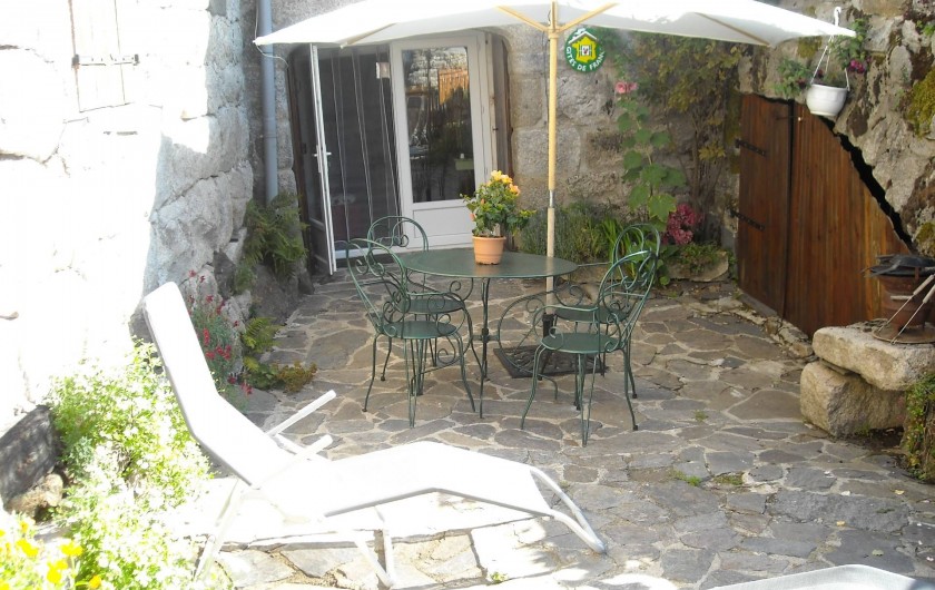 Location de vacances - Gîte à Mas-d'Orcières - La cour clôturée avec salon de jardin,relax,barbecue.