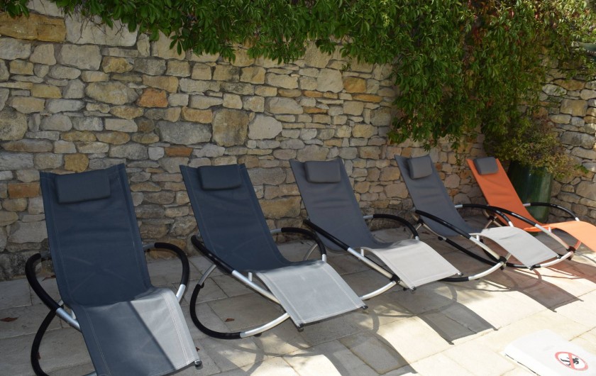 Location de vacances - Mas à Foissac - Quelques fauteuils autour de piscine