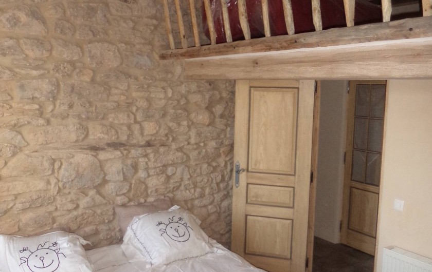 Location de vacances - Mas à Foissac - chambre avec mezzanine avec clic clac et lit cabane pour petit enfant