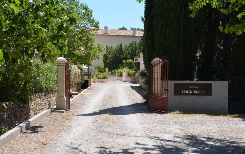 Location de vacances - Gîte à Badens - Entrée gîtes et chambre d'hôtes Château Borie Neuve