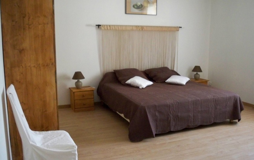Location de vacances - Gîte à Badens - Gîte Syrah - Chambre grand lit double avec salle d'eau