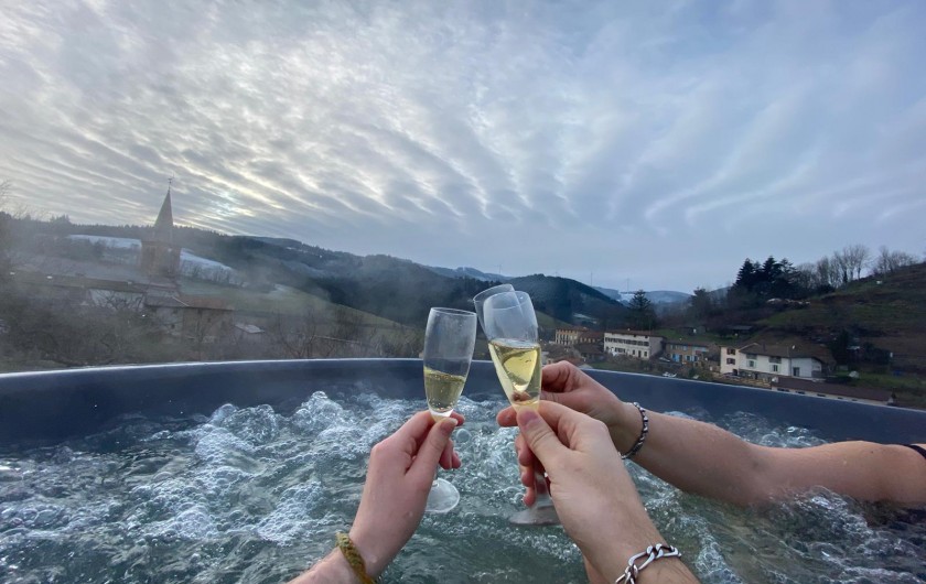 Location de vacances - Appartement à Valsonne - Venez fêter un évènement dans le bain nordique avec vue sur le col du Pilon