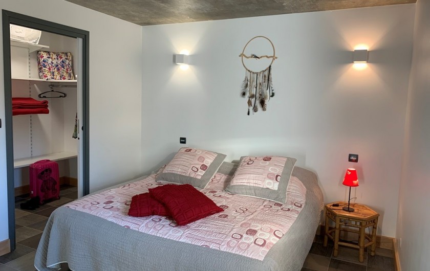Location de vacances - Appartement à Valsonne - Chambre spacieuse avec 2 lits en 90 et dressing privatif...rien ne traine !