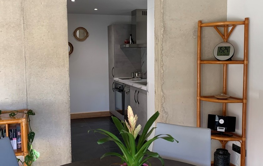 Location de vacances - Appartement à Valsonne - Le séjour donne sur la cuisine ouverte, entièrement équipée